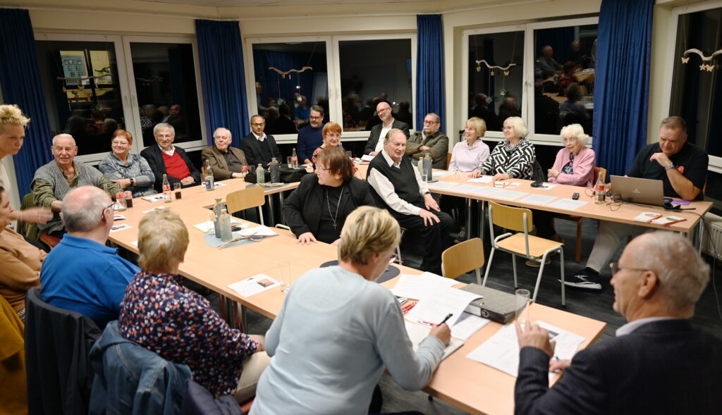 Knapp zehn Prozent der etwa 300 Hospiz-Fördervereinsmitglieder kamen am Mittwochabend zur 26. Jahresversammlung in den Seminarraum der Communio in Christo in Mechernich. Das klingt nach wenig, ist aber sehr viel, wenn man bedenkt, dass die meisten Menschen zu Förderern des Hospizes „Stella Maris“ werden, weil Angehörige dort gepflegt werden, und sie aus Dankbarkeit über deren Tod hinaus dem Hospiz in aller Stille verbunden bleiben. Foto: Manfred Lang/pp/Agentur ProfiPress