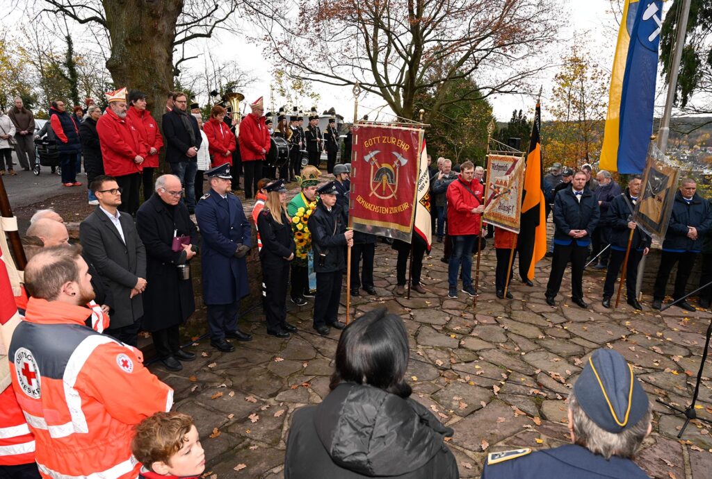Mit dabei: Vertreterinnen und Vertreter von Stadt, Bundeswehr, Feuerwehr und des Roten Kreuzes sowie vieler Vereine wie dem Vereinskartell oder aus dem Karneval. Foto: Henri Grüger/pp/Agentur ProfiPress