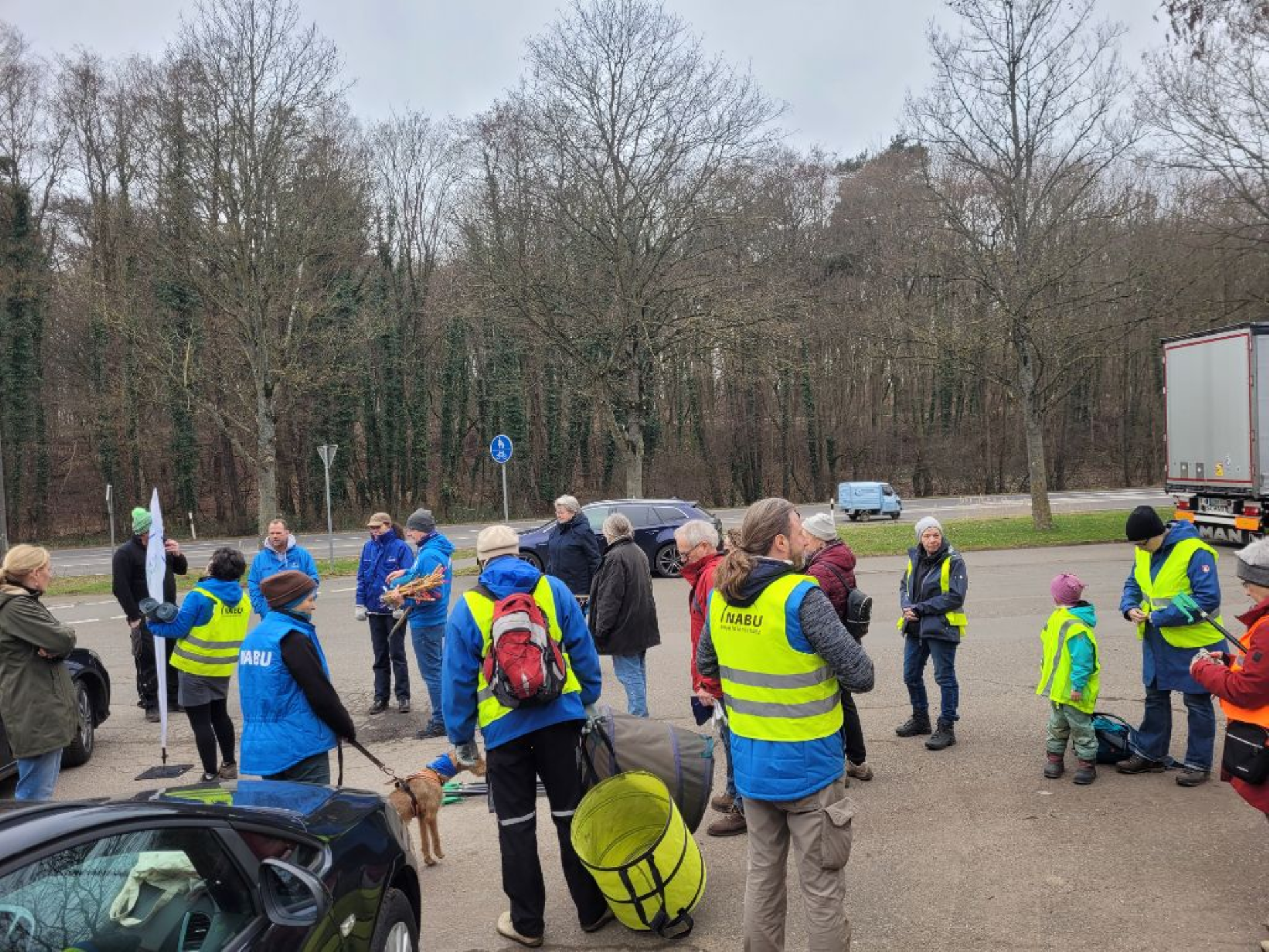 An die Säcke, fertig los: Am Nikolaustag ruft der NABU zum Müllsammeln auf, diesmal entlang des Bleibachs sowie rund um den Mühlensee. Treffpunkt ist am Parkplatz neben dem Mühlenpark-Kreisel. Foto: NABU Euskirchen/ Silke Mora/pp/Agentur ProfiPress