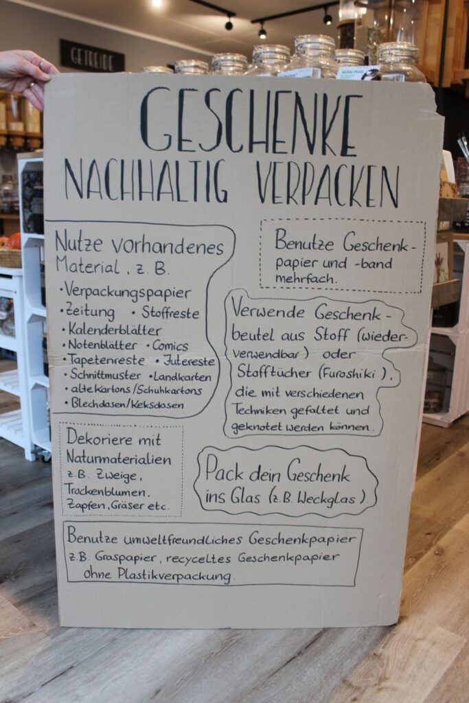 Die besten nachhaltigen Verpackungs-Tipps hat die Inhaberin des Unverpackt-Ladens sogar für ihre Kunden zusammengefasst und auf eine Papptafel geschrieben. Foto: Kerstin Rottland/pp/Agentur ProfiPress