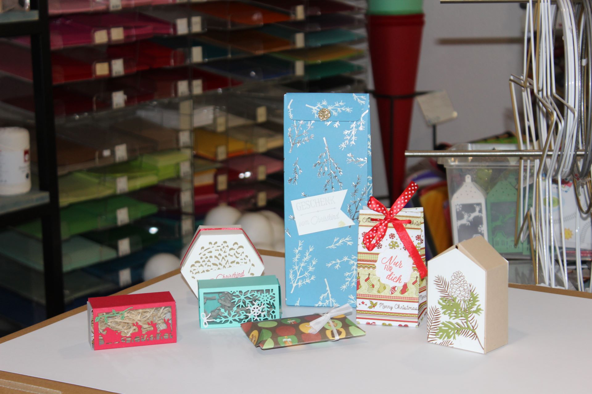 Geldgeschenke in selbstgebastelten Schachteln: Wer nicht so kreativ ist, findet eine bunte Auswahl fertig vorbereiteter Päckchen bei Annette Bonk in „Nettes Hobbylädchen“. Foto: Kerstin Rottland/pp/Agentur ProfiPress