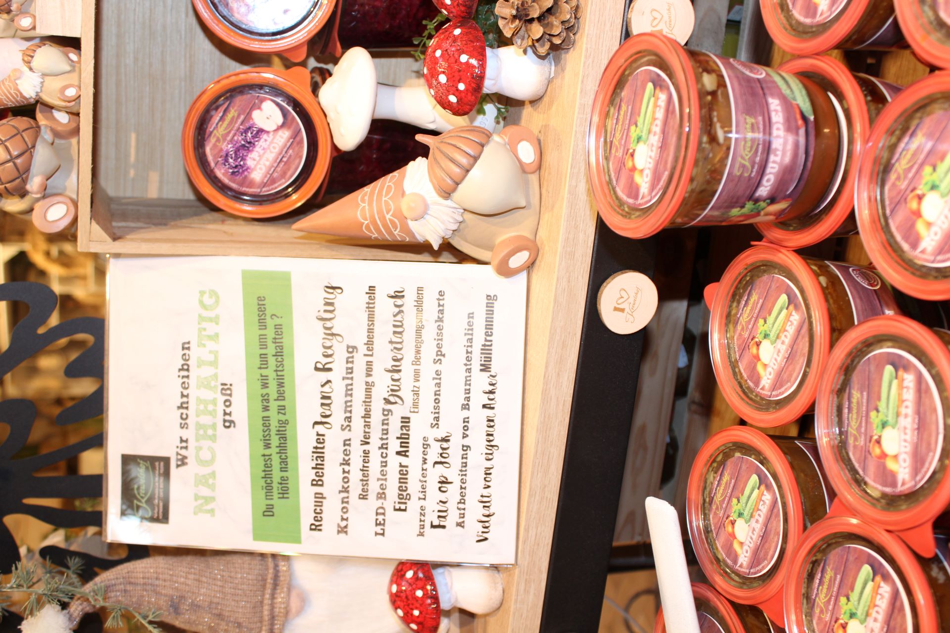 „Kronkorken-Sammlung, Büchertausch, Mülltrennung …“ Aufsteller zwischen den Waren informieren die Kundinnen und Kunden darüber, was der Krewelshof in Sachen Nachhaltigkeit so alles unternimmt. Foto: Kerstin Rottland/pp/Agentur ProfiPress
