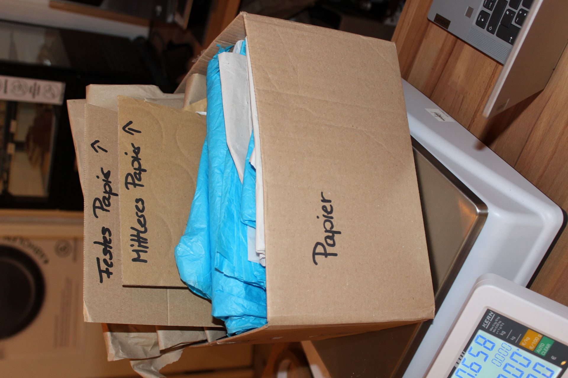 Knitterlook kann richtig hübsch aussehen. Das beigelegte Füll-Papier aus Versandkartons zu sammeln, macht daher Sinn. Foto: Kerstin Rottland/pp/Agentur ProfiPress
