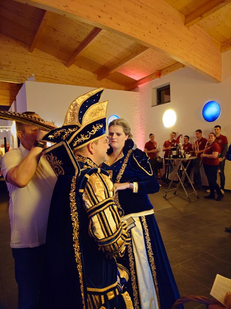 … und eine Feder für den Prinzen. Foto: Achim Nießen/pp/Agentur ProfiPress