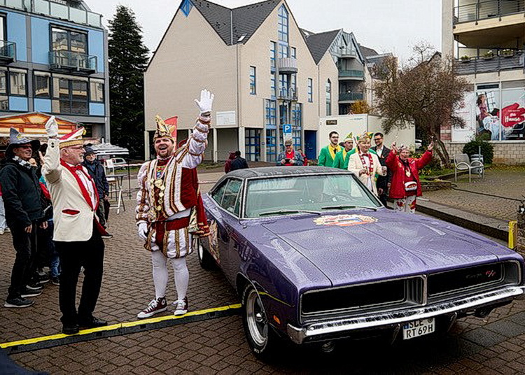 Nicht auf einem Pferd oder in einer Kutsche, sondern stilecht im 600-PS-Dodge Charger R/T von 1969 fuhr Prinz Torsten I. vor und wurde unter großem Jubel empfangen. Foto: Stephan Everling/pp/Agentur ProfiPress