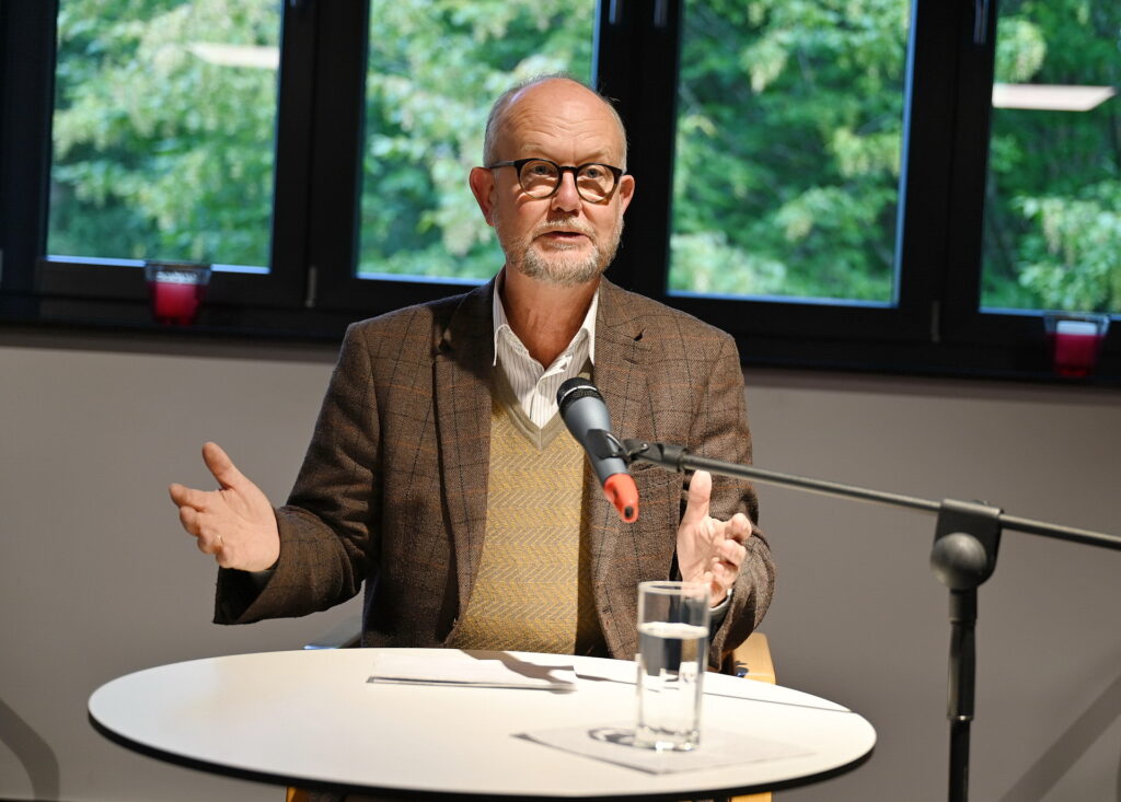 Ralf Kramp in der Kulturkapelle von „Haus Maria“ in Bad Münstereifel: „Die Eifel ist nicht glatt, sondern charakterstark. Schönheit und Rauheit schließen einander nicht aus – im Gegenteil. Wer sich Zeit nimmt, entdeckt hier etwas, das man nicht überall findet: eine Landschaft, die Geschichten erzählt, ohne laut zu werden.“ Foto: Manfred Lang/pp/Agentur ProfiPress