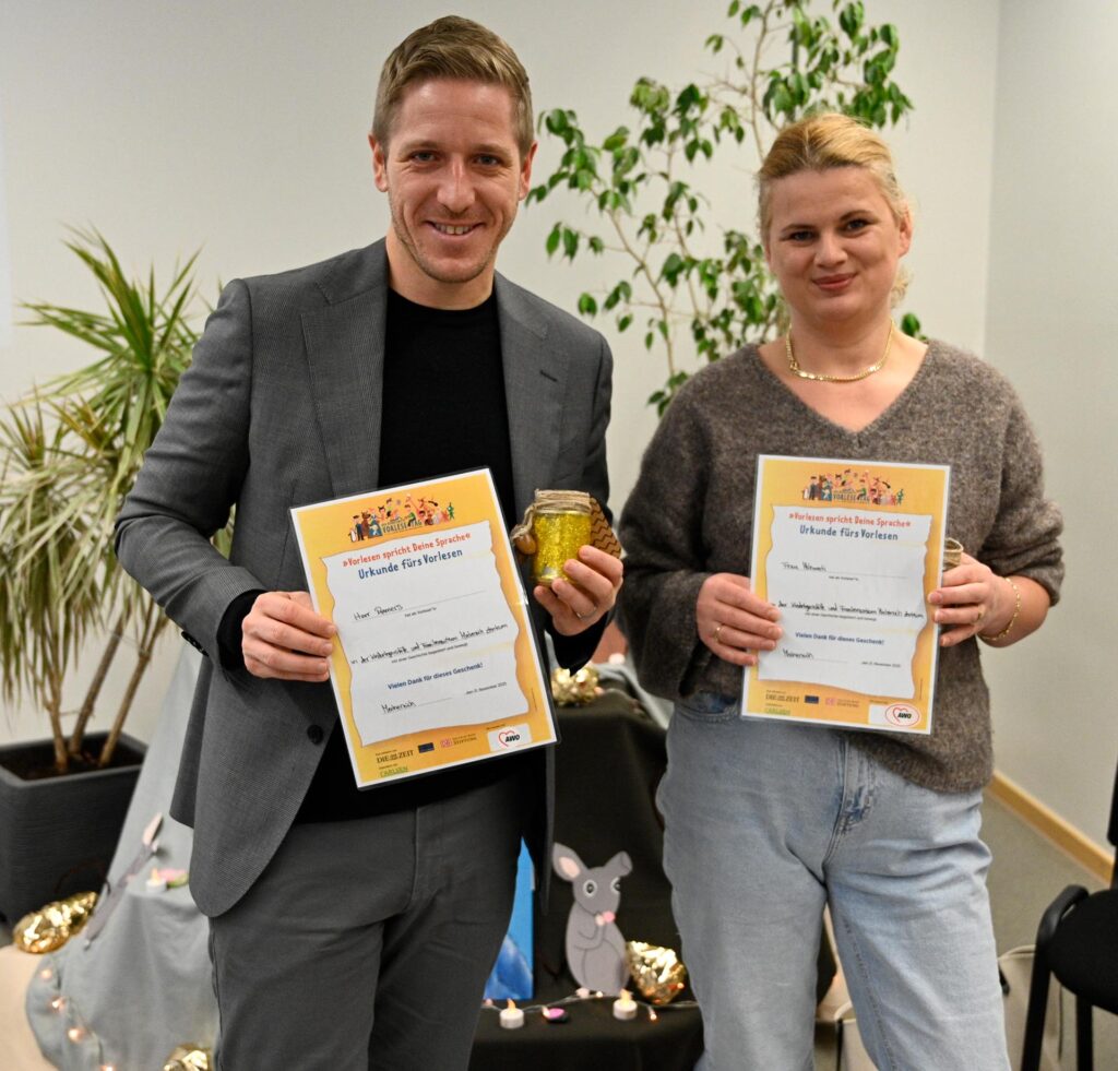 Neben dem Landrat las auch Lumnije Mehmeti auf Albanisch vor. Foto: Henri Grüger/pp/Agentur ProfiPress