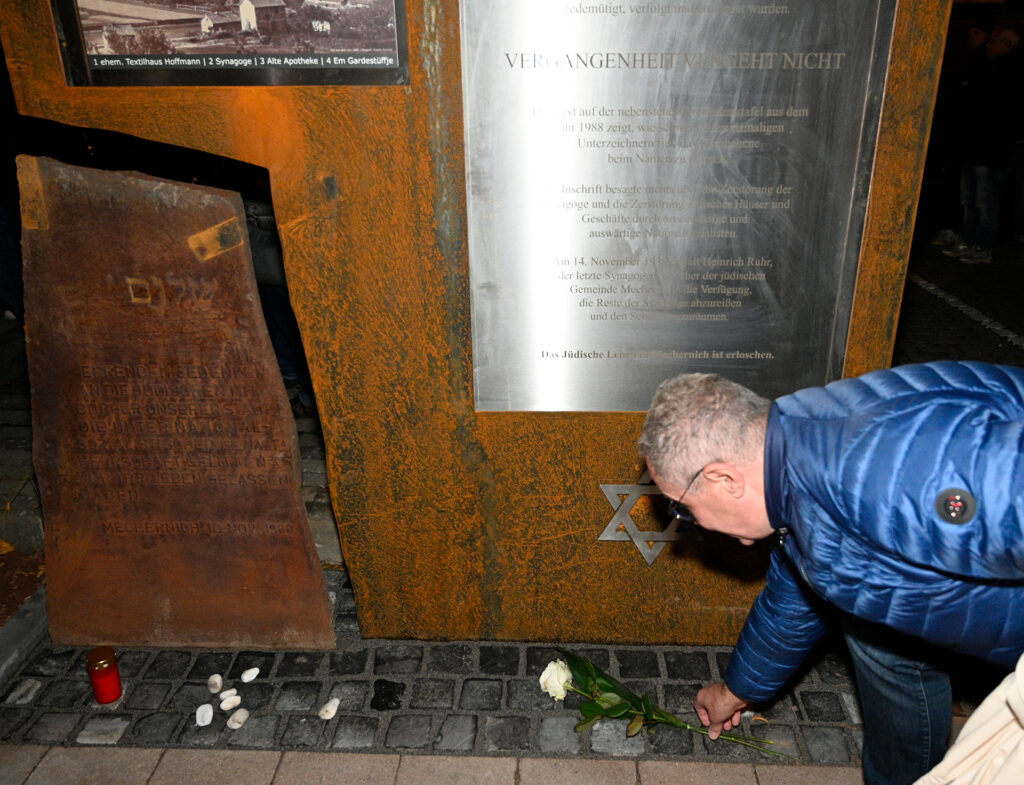 Rainer Schulz (Arbeitsgruppe) legte eine weiße Rose vor der Stele nieder. Foto: Henri Grüger/pp/Agentur ProfiPress