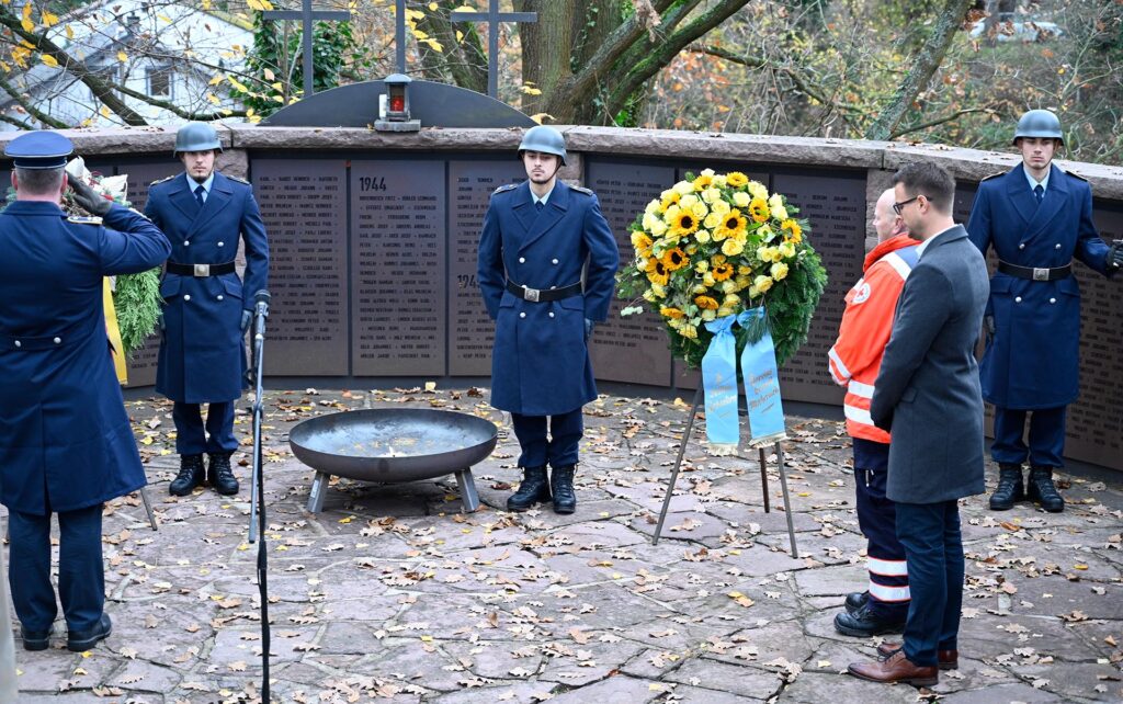 … bevor Oberstleutnant Schnabel (l.), Bürgermeister Fingel und Sascha Suijkerland den Opfern nochmals Ehre erwiesen. Foto: Henri Grüger/pp/Agentur ProfiPress