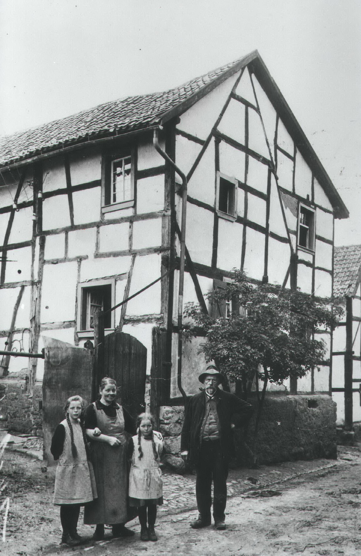 A Schölle: Maria und Anna Wey mit Mutter Katharina geb. Janes und Karl-Josef Eschweiler („Schölle Karl“). Repro: ml/pp/Agentur ProfiPress