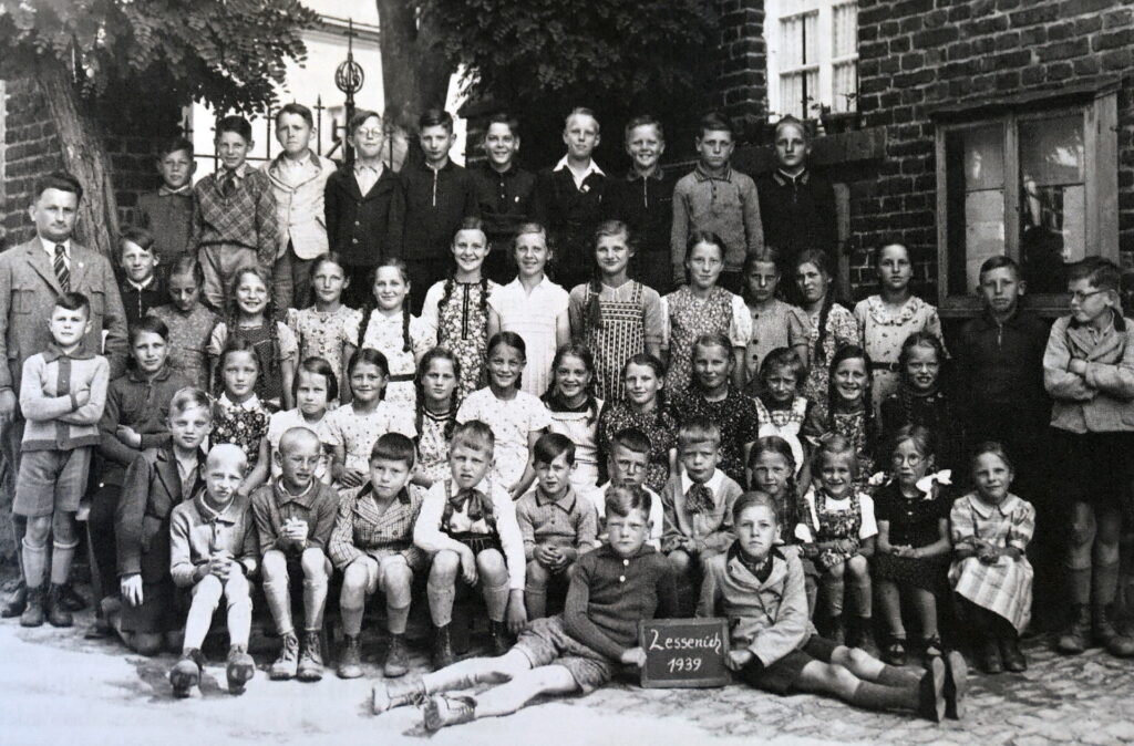 Teile der über hundert Jahre von den Dorflehrern verfassten Schulchronik wurden ebenso ins Buch übernommen wie Erinnerungsbilder, hier eine Aufnahme der Volksschüler mit Lehrer Ophoves von 1939. Repro: Manfred Lang/pp/Agentur ProfiPress