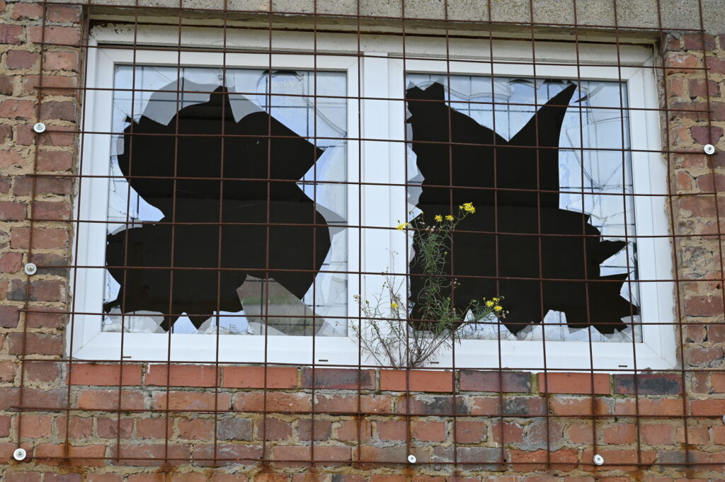 Einstiegmöglichkeiten ins Innere der seit zehn Jahren leerstehenden „Feuerfest“-Gebäude an der Firmenicher Panzerstraße sicherte die Stadtverwaltung Mechernich durch Zumauern oder Baustahlmattenstücke. Foto: Manfred Lang/pp/Agentur ProfiPress