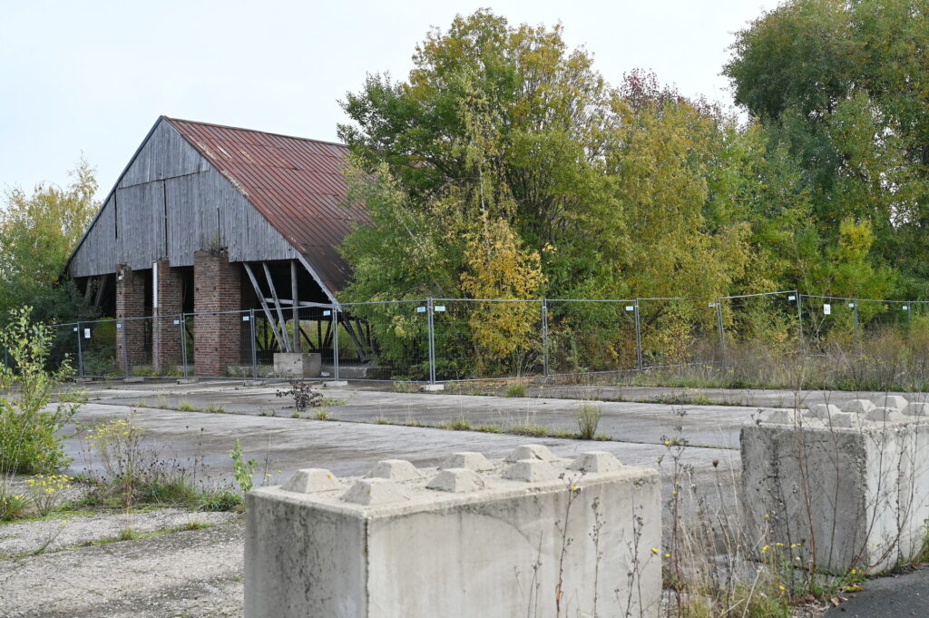 Auch bei der „Feuerfest“-Halle sollen Betonklötze und Bauzäune verhindern, dass Menschen und Fahrzeuge unter die statisch unzuverlässige Konstruktion geraten. Foto: Manfred Lang/pp/Agentur ProfiPress
