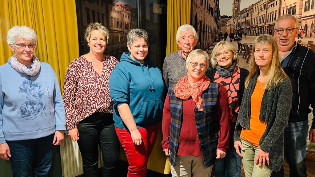 Die Hollerather Bastelgruppe überraschte die Hilfsgruppe erneut und kann nun auf eine Gesamt-Spendensumme von rund 100.000 Euro verweisen. Von links: Sigrid Herzog, Annette Wiesen, Monja Jenniches, Hilfsgruppen-Chef Willi Greuel, Karina Berners, Kathi Greuel (Hilfsgruppe), Monika Dahm und Karl Kirch. Foto: Helmut Lanio/Hilfsgruppe Eifel/pp/Agentur ProfiPress