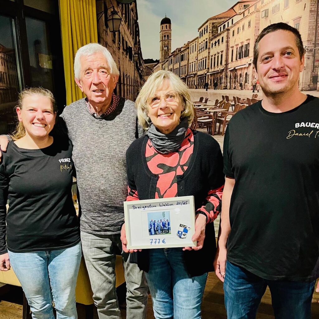 Prinz Petra und Bauer Daniel (beide Korth) von der KG „Die jecke Krohe von Wahlen“ überbrachten Willi und Kathi Greuel die Spende von 777 Euro. 220 Euro gab es außerdem von der Kita „Kleine Villa“ in Heimbach-Hasenfeld. Foto: Helmut Lanio/Hilfsgruppe Eifel/pp/Agentur ProfiPress