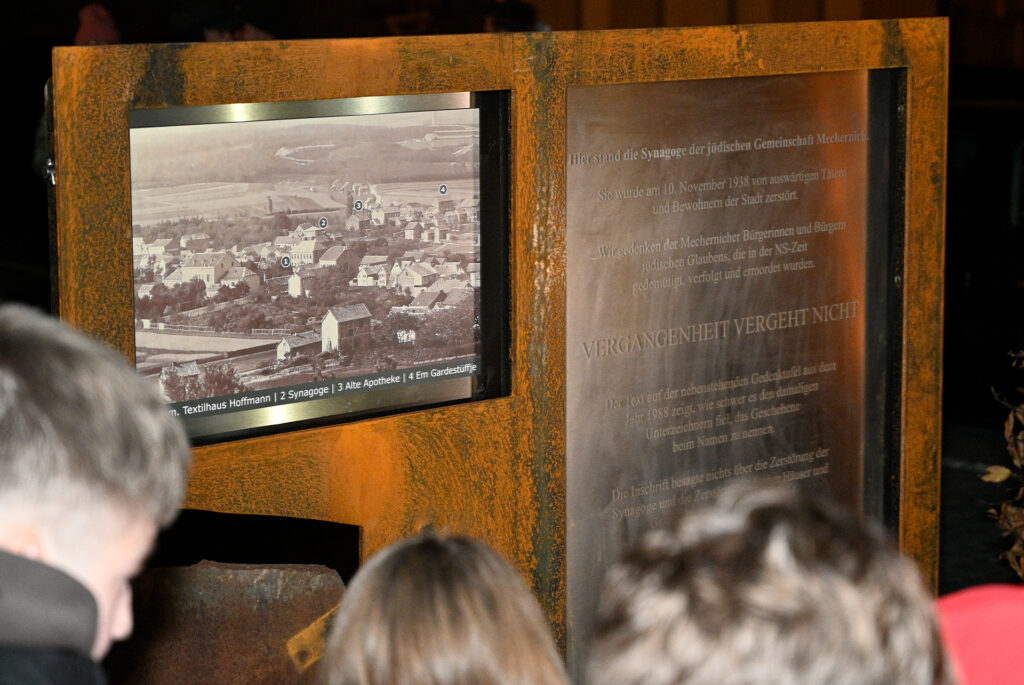 Eine neue Gedenkstele der Arbeitsgruppe „Forschen-Gedenken-Handeln“ wurde im Rahmen des jährlichen Pogrom-Gedenkganges in Mechernich eingeweiht. Sie steht dort, wo exakt 87 Jahre zuvor die Synagoge zerstört worden war. Foto: Henri Grüger/pp/Agentur ProfiPress