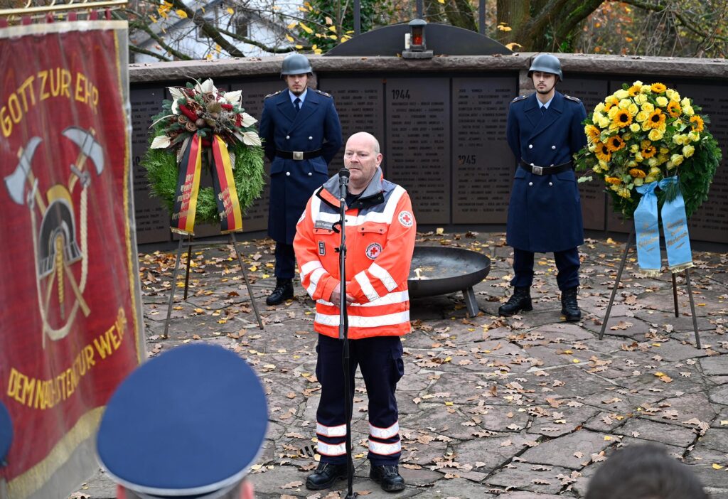 Sascha Suijkerland vom Vereinskartell Mechernich – zugleich Bereitschaftsleiter des DRK-Ortvereins – betonte: „Wenn wir nur einmal im Jahr an die Verstorbenen denken, ist das nicht genug.“ Foto: Henri Grüger/pp/Agentur ProfiPress