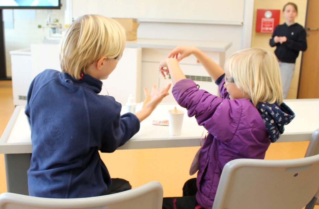 Beim Programmpunkt „Chemie zum Anfassen“ hatten diese beiden Kinder offensichtlich ihren Spaß. Foto: Bernhard Karst/pp/Agentur ProfiPress