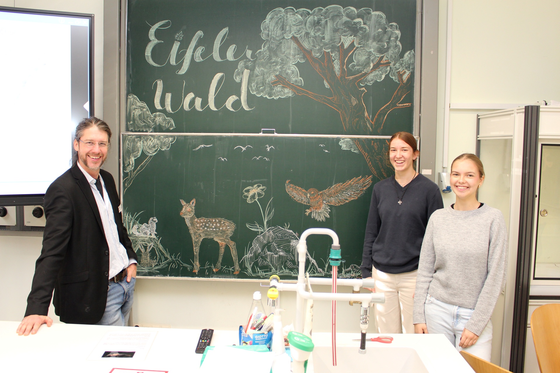 Biologielehrer Alexander Schreiber bot mit seinem Team aus Oberstufenschülerinnen viele Möglichkeiten zum Staunen und Experimentieren. Foto: Bernhard Karst/pp/Agentur ProfiPress