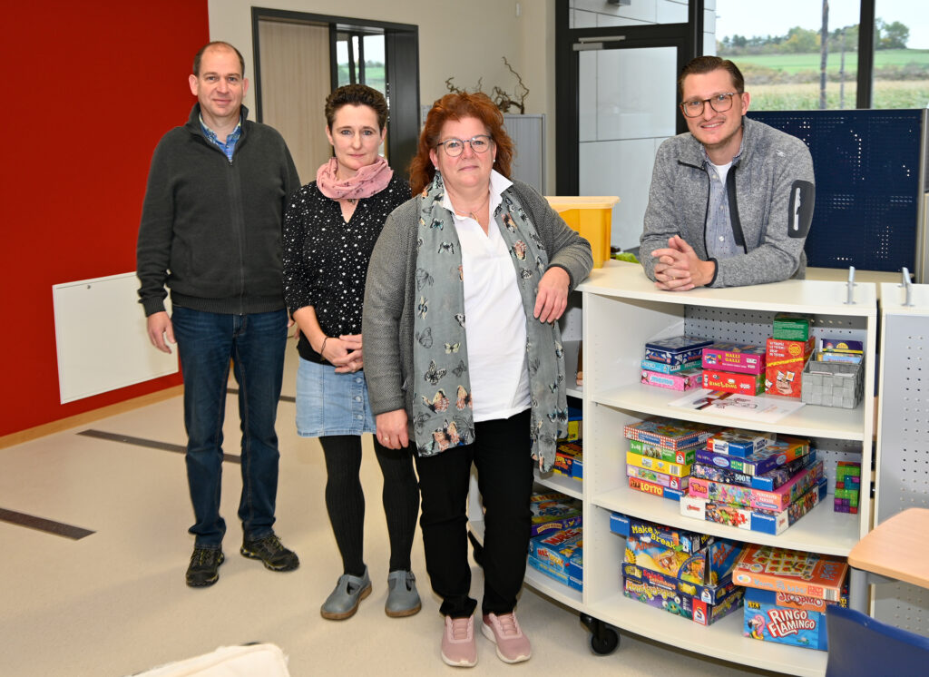 Sind stolz auf ihr erfolgreiches Großprojekt Grundschule Firmenich: (v. r.) Fachbereichsleiter Christoph Breuer, Schulleiterin Alexandra Offermann sowie Kati Jakob und Andreas Kurth von der Mechernicher Stadtverwaltung. Foto: Henri Grüger/pp/Agentur ProfiPress