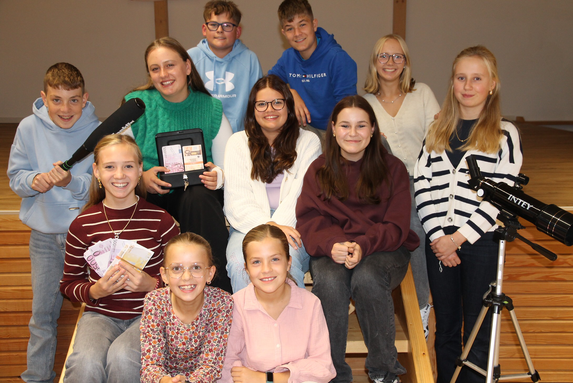 Junge Talente: Diese elf Jugendlichen werden am ersten Adventswochenende das Stück „Ein galaktisches Weihnachten“ auf die Bühne des Glehner Dorfgemeinschaftshauses bringen. Foto: Veranstalter/pp/Agentur ProfiPress