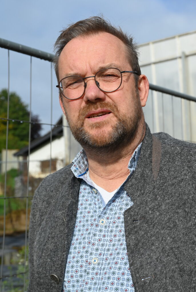 Erster Beigeordneter Thomas Hambach fasst das Problem mit so genannten „Schrottimmobilien“ pragmatisch zusammen: „Wir handeln mit Augenmaß. Aber wenn wir handeln müssen, dann konsequent.“ Foto: Manfred Lang/pp/Agentur ProfiPress