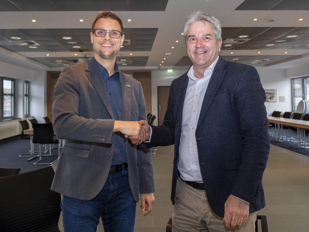 Auf gute Zusammenarbeit: Bürgermeister Michael Fingel (l.) und e-regio-Geschäftsführer Markus Böhm besiegeln im Ratssaal der Stadt Mechernich die Verlängerung des Gas-Konzessionsvertrags bis 2045. Foto: Ronald Larmann/pp/Agentur ProfiPress