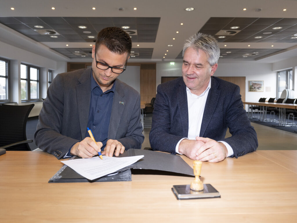 Mechernichs Bürgermeister Michael Fingel (l.) und e-regio-Geschäftsführer Markus Böhm unterzeichneten die Verträge im Ratssaal, wo die Politik im Oktober den entsprechenden Beschluss gefasst hatte. Foto: Ronald Larmann/pp/Agentur ProfiPress