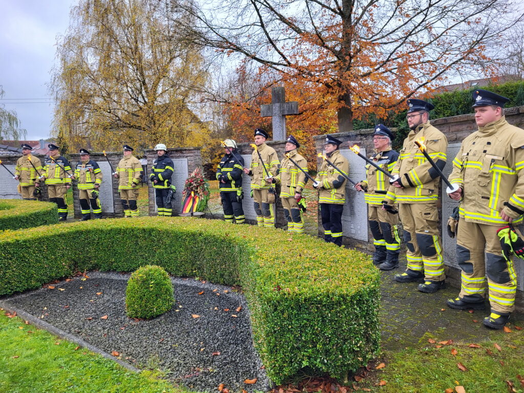 Auch in diesem Jahr stellt die örtliche Freiwillige Feuerwehr am Volkstrauertag wieder die Ehrenwache an der Gedenkstätte, Kirchenweg. Foto: Manfred Lang/pp/Agentur ProfiPress