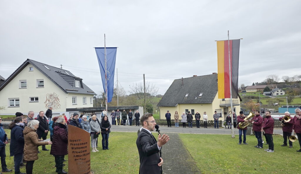 Der Volkstrauertag gehört in Weyer wie in vielen Orten des Stadtgebiets Mechernich zu den bewegendsten Momenten im Jahreslauf. So versammelten sich auch am Sonntag wieder etliche Bürgerinnen und Bürger, Vertreter der Ortsvereine, Musikverein, Chorgemeinschaft Kallmuth-Weyer sowie die Freiwillige Feuerwehr am Ehrenmal, um gemeinsam der Opfer von Krieg, Gewalt und Diktatur zu gedenken. Foto: Manfred Lang/pp/Agentur ProfiPress