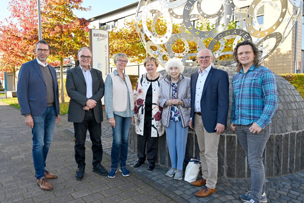 Zuwachs bei der Mechernich-Stiftung: Björn Schäfer (r.) übernimmt die Schnittstellenfunktion zur Stadtverwaltung, nachdem Ralf Claßen (2.v.r.) im Ruhestand ist. Daneben die Vorstandsmitglieder Inge Eich, Rita Gerdemann, Maria Jentgen, Dr. Michael Stöhr und Volker Zart. Foto: Henri Grüger/pp/Agentur ProfiPress