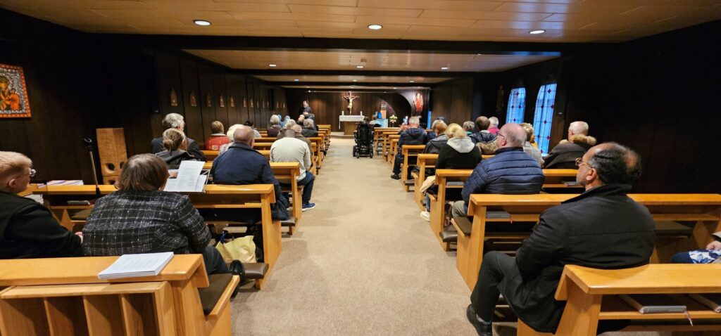 Rund vierzig Interessierte waren in die Hauskapelle gekommen, um dem Vortrag des Theologen zu lauschen. Im Anschluss stand Professor Dr. Schlögl den Gästen noch eine ganze Weile Rede und Antwort. Foto: Communio/pp/Agentur ProfiPress