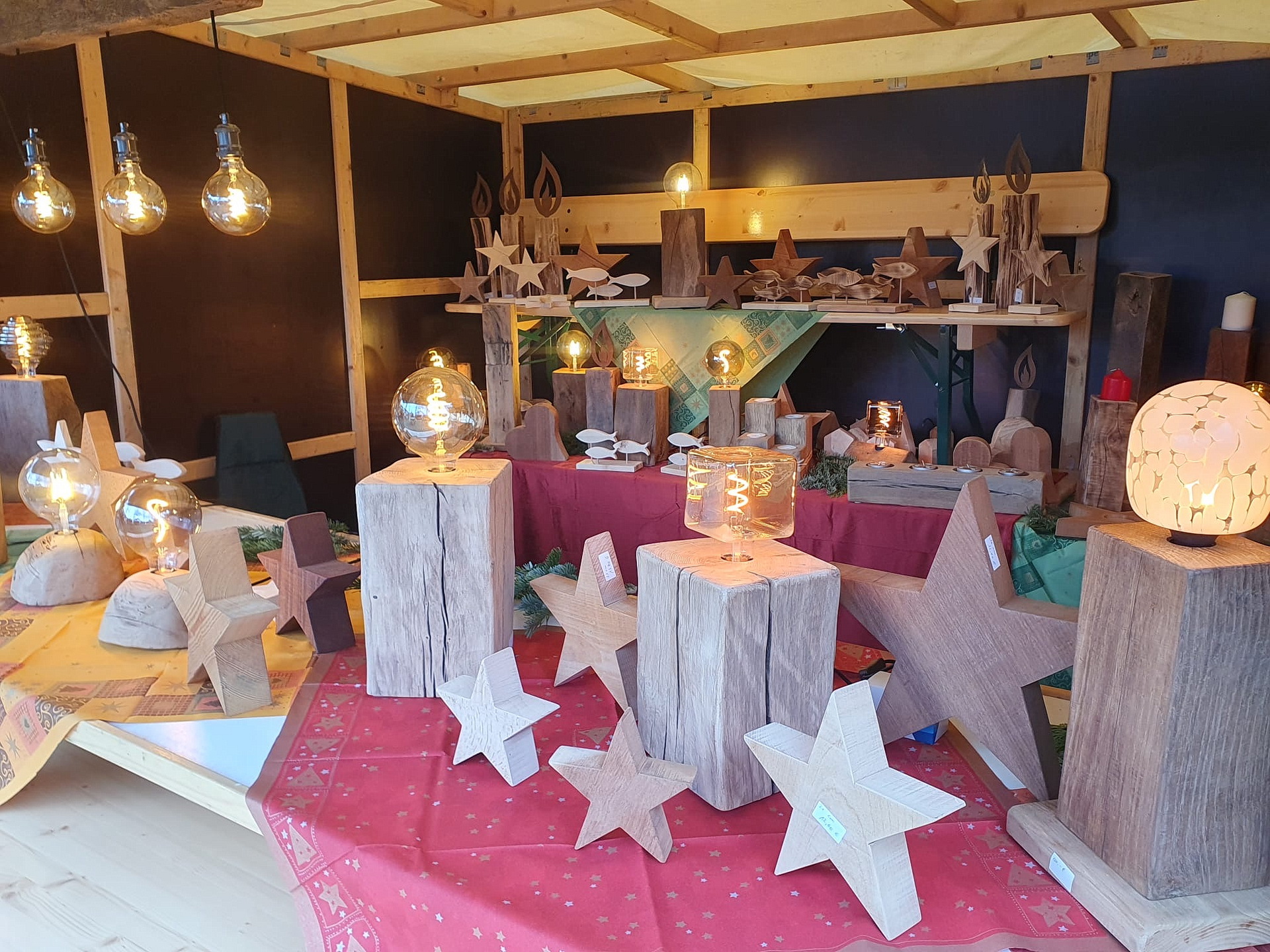 Holzsterne und originelle Lampen sowie allerhand andere Kunstgewerbeartikel gibt es bei den Kreativen aus Glehn und Umgebung käuflich zu erwerben. Foto: Privat/pp/Agentur ProfiPress