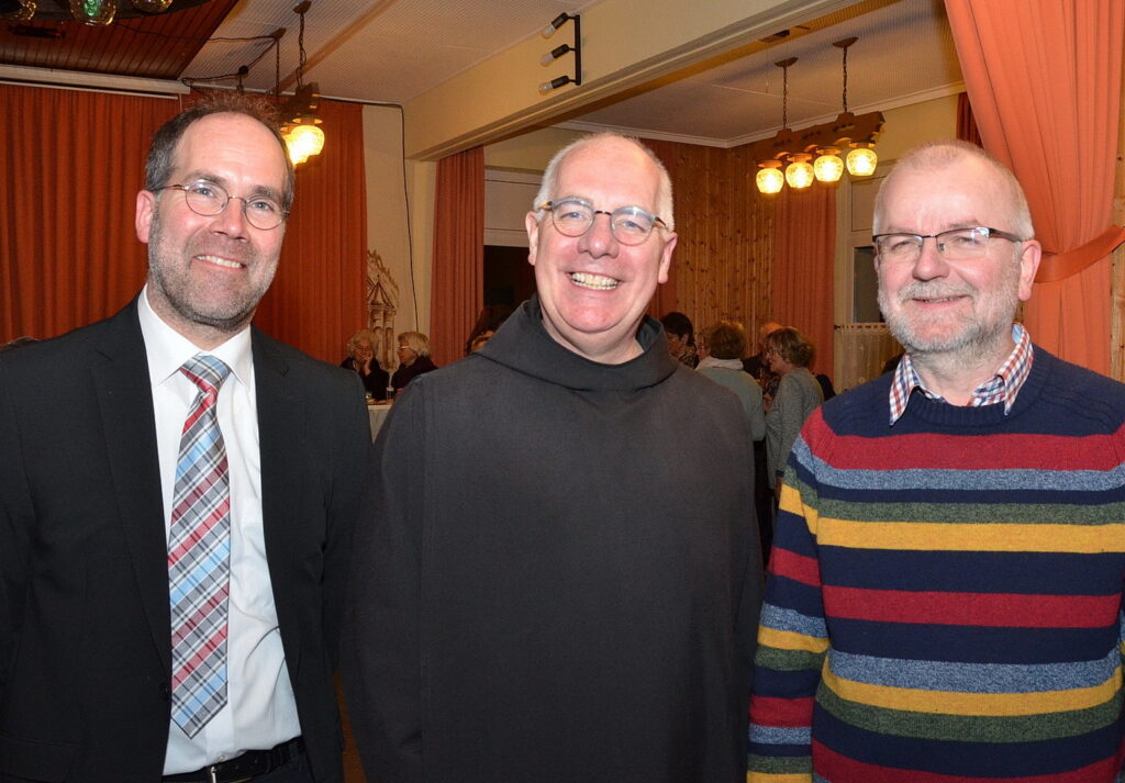 Der Kirchenmusiker Stefan Weingartz (l.), hier mit Benediktinerpater Elias und Gerhard Mayr-Reineke, leitet die Chorgemeinschaft Kallmuth/Weyer auch beim Gemeinschaftskonzert am 7. Dezember in der Pfarrkirche St. Cyriakus. Archivfoto: Manfred Lang/pp/Agentur ProfiPress