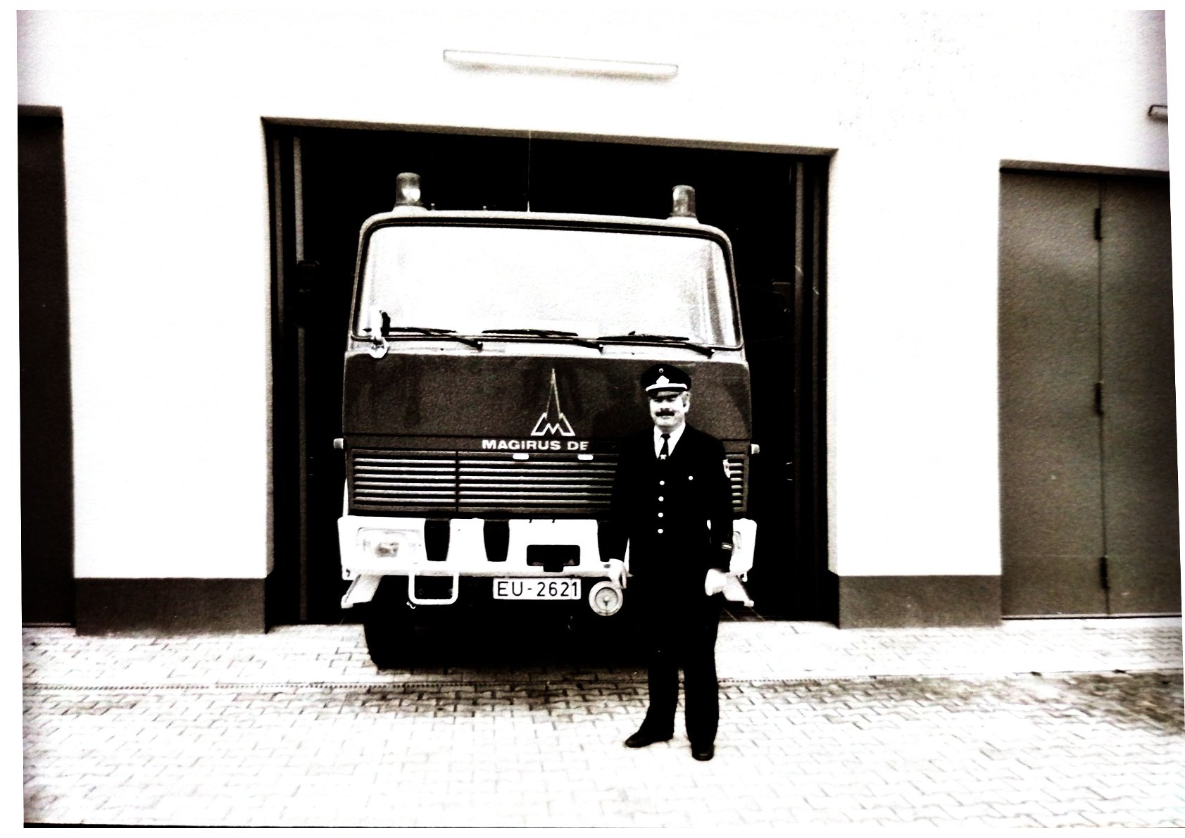 Bald nur noch ein Stück Geschichte: Der ehemalige Brandoberinspektor Wolfgang Abel in den 80-er Jahren vor dem Kommerner Feuerwehr-Gerätehaus „In der Eule“. Foto: Kerstin Rottland/pp/ Agentur ProfiPress
