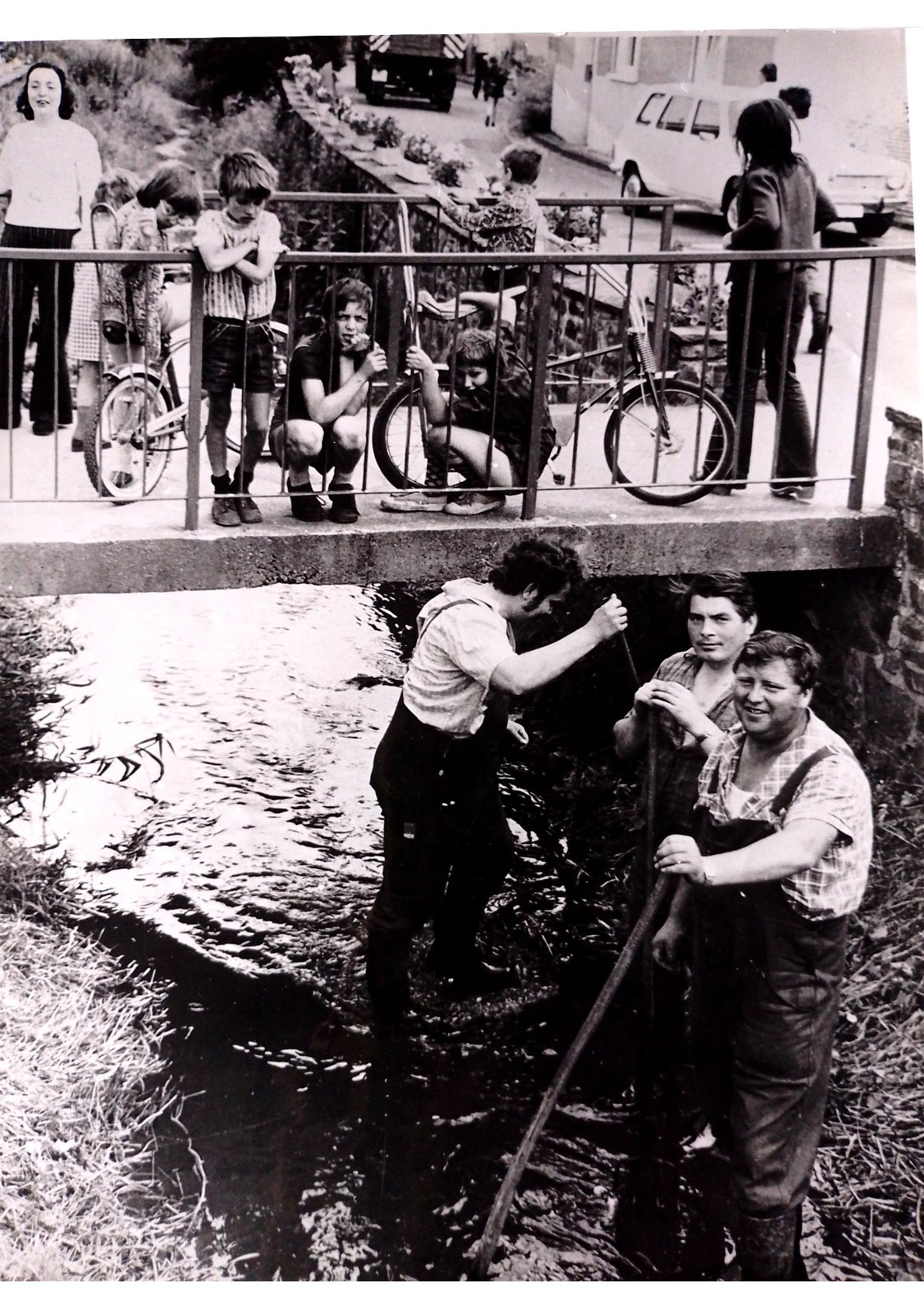Die Attraktion für Kommerner Pänz: Gemeinsam mit seinen Feuerwehr-Kameraden hat Wolfgang Abel (2. v. r.) früher regelmäßig den Bleibach von überschüssigem Bewuchs befreit. Foto: Kerstin Rottland/pp/ Agentur ProfiPress