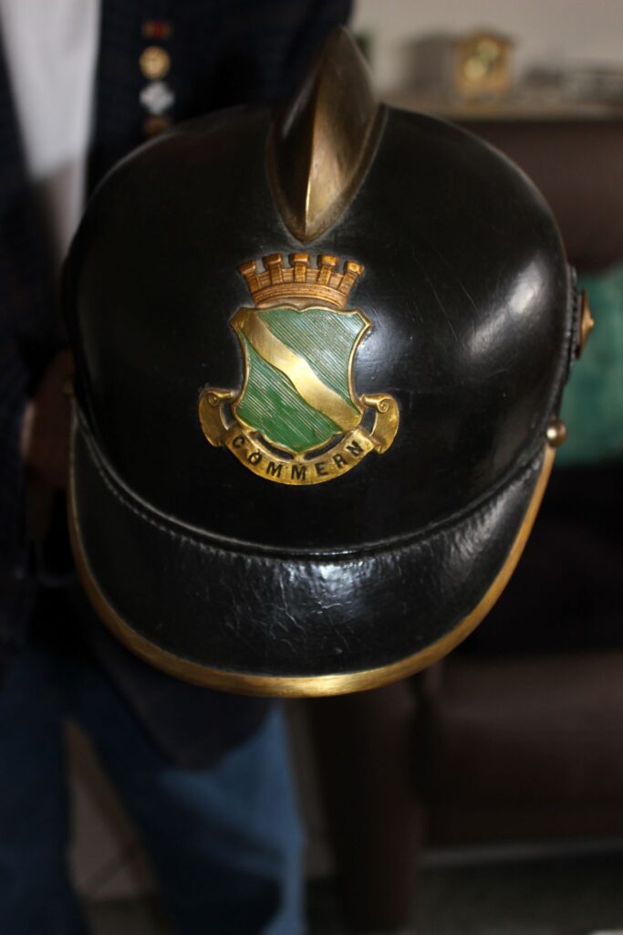 Historische Sammlungen: Im Besitz von Wolfgang Abel befindet sich unter anderem dieser original Helm der „Commerner“ Freiweilligen Feuerwehr aus der Zeit um 1860. Foto: Kerstin Rottland/pp/ Agentur ProfiPress