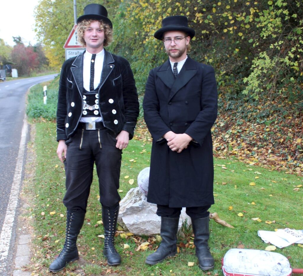 Auf dem Weg zu einer Verabredung in Trier landeten Enno (links) und Herbert zufällig in Bleibuir, wo sie von einem freundlichen Autofahrer in Richtung Autobahn mitgenommen wurden. Foto: Kerstin Rottland/pp/Agentur ProfiPress