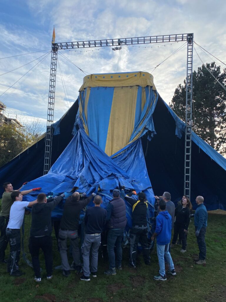 Mit vereinten Kräften wurde das blaue Zelt des Circus Casselly direkt neben der KGS Mechernich aufgebaut. Foto: KGS Mechernich/pp/Agentur ProfiPress