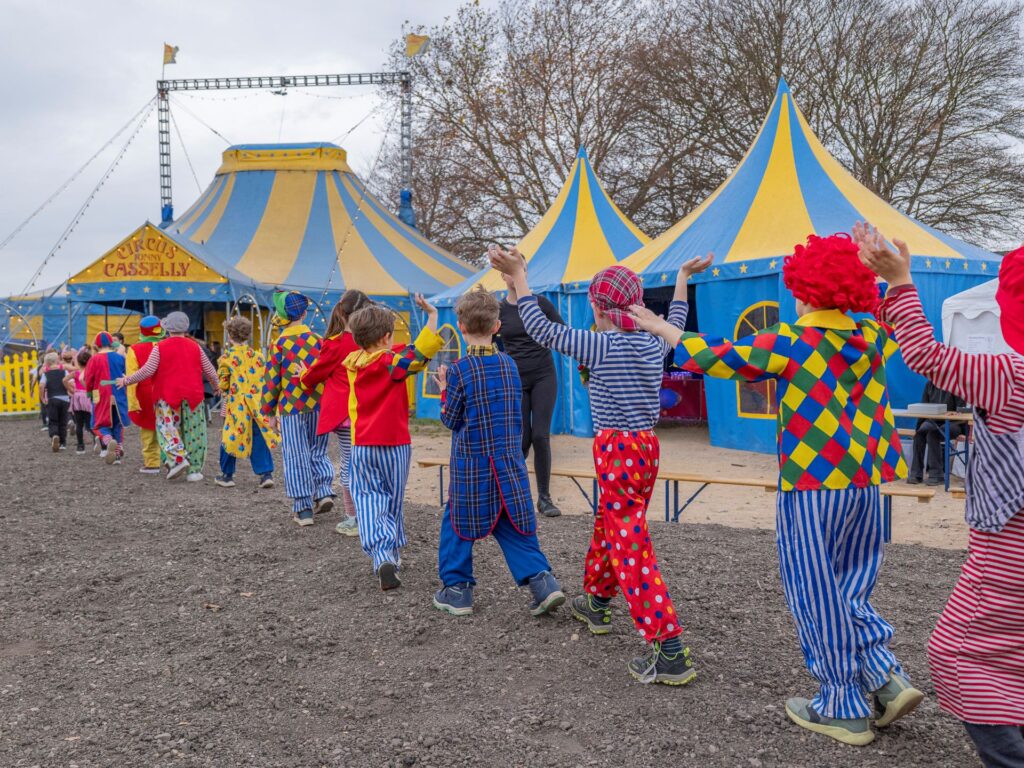 Manege frei für die kleinen Trapezkünstler, Jongleure und Magier der KGS! Am Donnerstag und Freitag zeigen die KGS-Kids, welch   beeindruckende Kunststücke sie (wie hier in Firmenich) einstudiert haben. Foto: Ronald Larmann/pp/Agentur ProfiPress