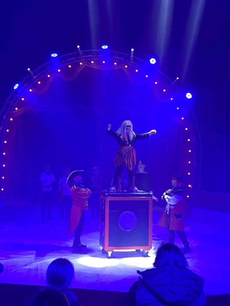 Casselly statt Roncalli: Dank etlicher Sponsoren fühlten sich Geschwister, Eltern und Gäste in der professionell ausgeleuchteten Manege wie bei einer „echten“ Zirkusvorstellung. Foto: KGS Mechernich/pp/Agentur ProfiPress