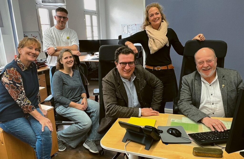 Das Team der Agentur ProfiPress (v.li.): Sabine Roggendorf, Steffi Tucholke, Henri Grüger, Ronald Larmann, Kerstin Rottland und Manfred Lang. Foto: Michael Nielen