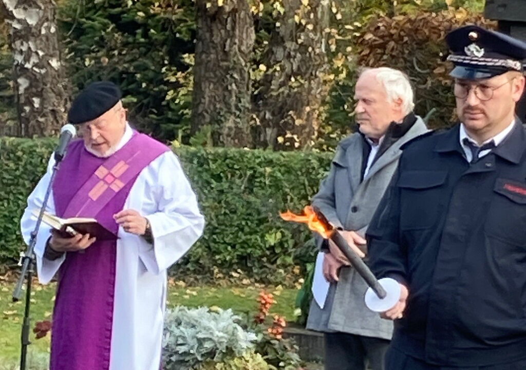 Bei den Fürbitten sagte Diakon Manfred Lang (links neben Walfried Heinen): „Wir beten für die Menschen in der Ukraine, in Israel und Gaza, im Sudan, Myanmar, Äthiopien und Eritrea, Kenia, im Jemen, Kolumbien, Nigeria und weltweit, die inmitten von Krieg, Gewalt und Tod um ihr Leben fürchten; für alle, die von Wasser, Lebensmitteln und ärztlicher Hilfe abgeschnitten sind, für die Heimatvertriebenen und die Armen.“ Foto: Johannes Mießeler/pp/Agentur ProfiPress