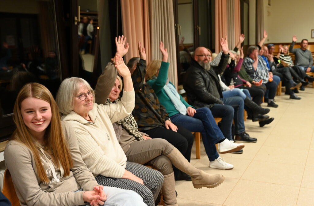 Abstimmung in der Vollversammlung des Pastoralen Raumes St. Barbara Mechernich: Künftig sollen laut Pfarrer Pühringer Aufgaben stärker gemeinschaftlich wahrgenommen, Wege gebündelt und Doppelstrukturen reduziert werden. Im Leitungsteam sitzen künftig auch Laien. Foto: Manfred Lang/pp/Agentur ProfiPress