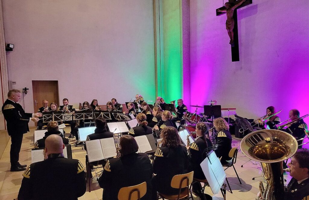 In der Mechernicher Pfarrkirche gibt die Bergkappelle besinnliche und beschwingte Musik zum Besten: Mitsingen ist ausdrücklich erlaubt! Foto: Bergkappelle/pp/Agentur ProfiPress.