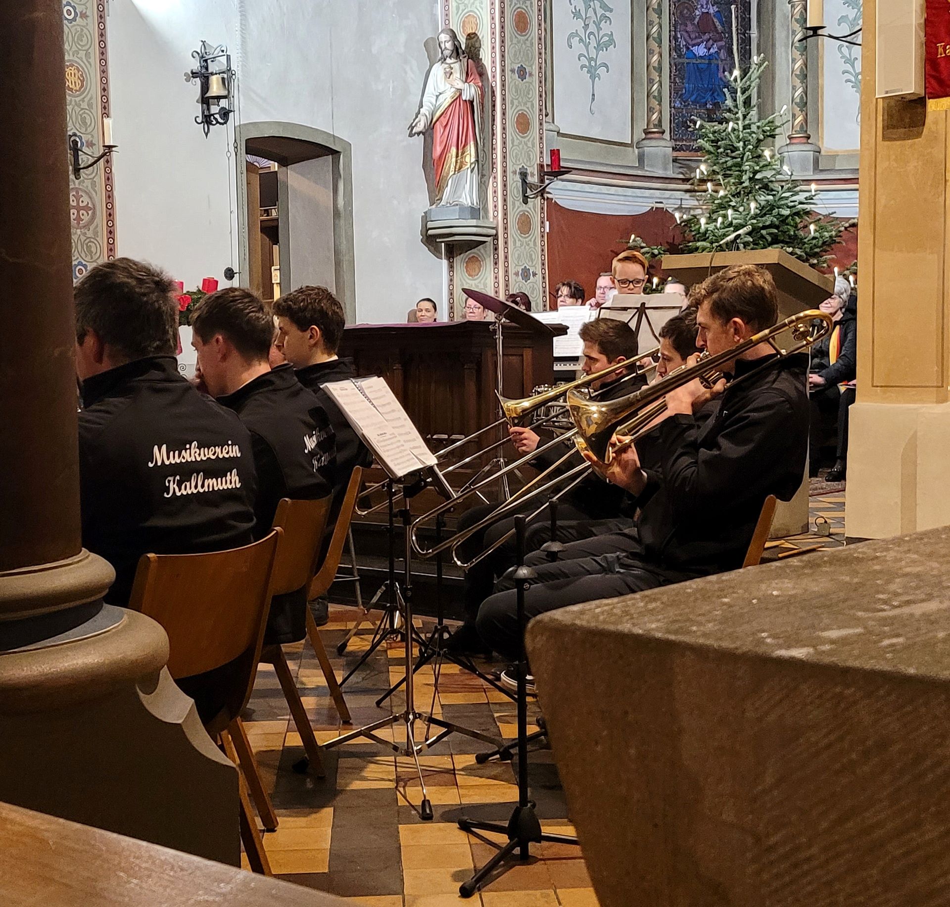 Sie sorgen traditionell gemeinsam für festliche Stimmung in der Pfarrkirche St. Georg zu Kallmuth: Musikverein Kallmuth und die Chorgemeinschaft Kallmuth/Weyer, hier bei der gleichen Veranstaltung im Dezember 2023. Foto: Privat/pp/Agentur ProfiPress