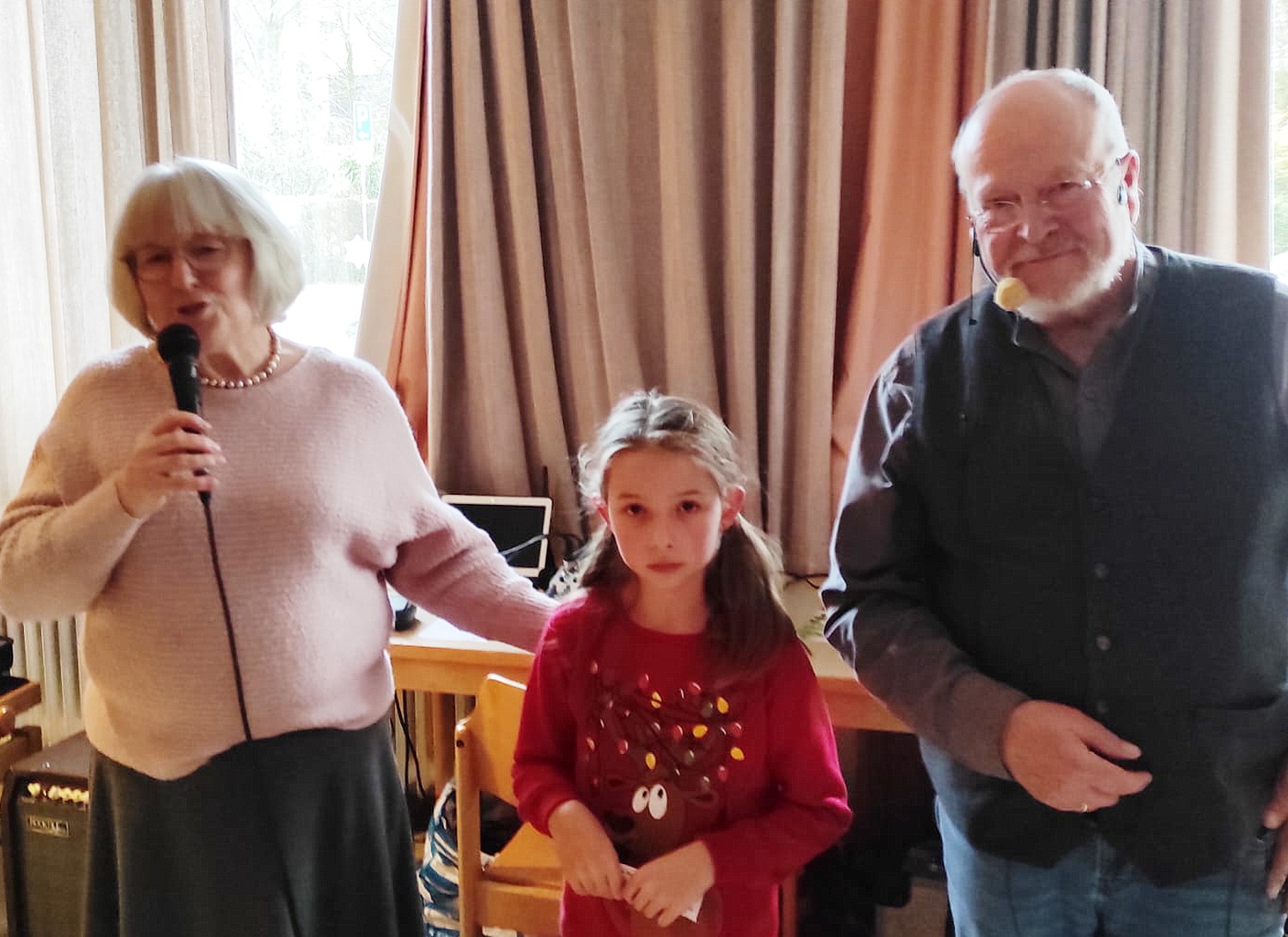 Die drei vom „Auktionshaus“: Moderatorin Ursula Koch, Glücksfee Nela und „Ussklöpper“ Diakon Manni Lang. Foto: Michael Sander/pp/Agentur ProfiPress