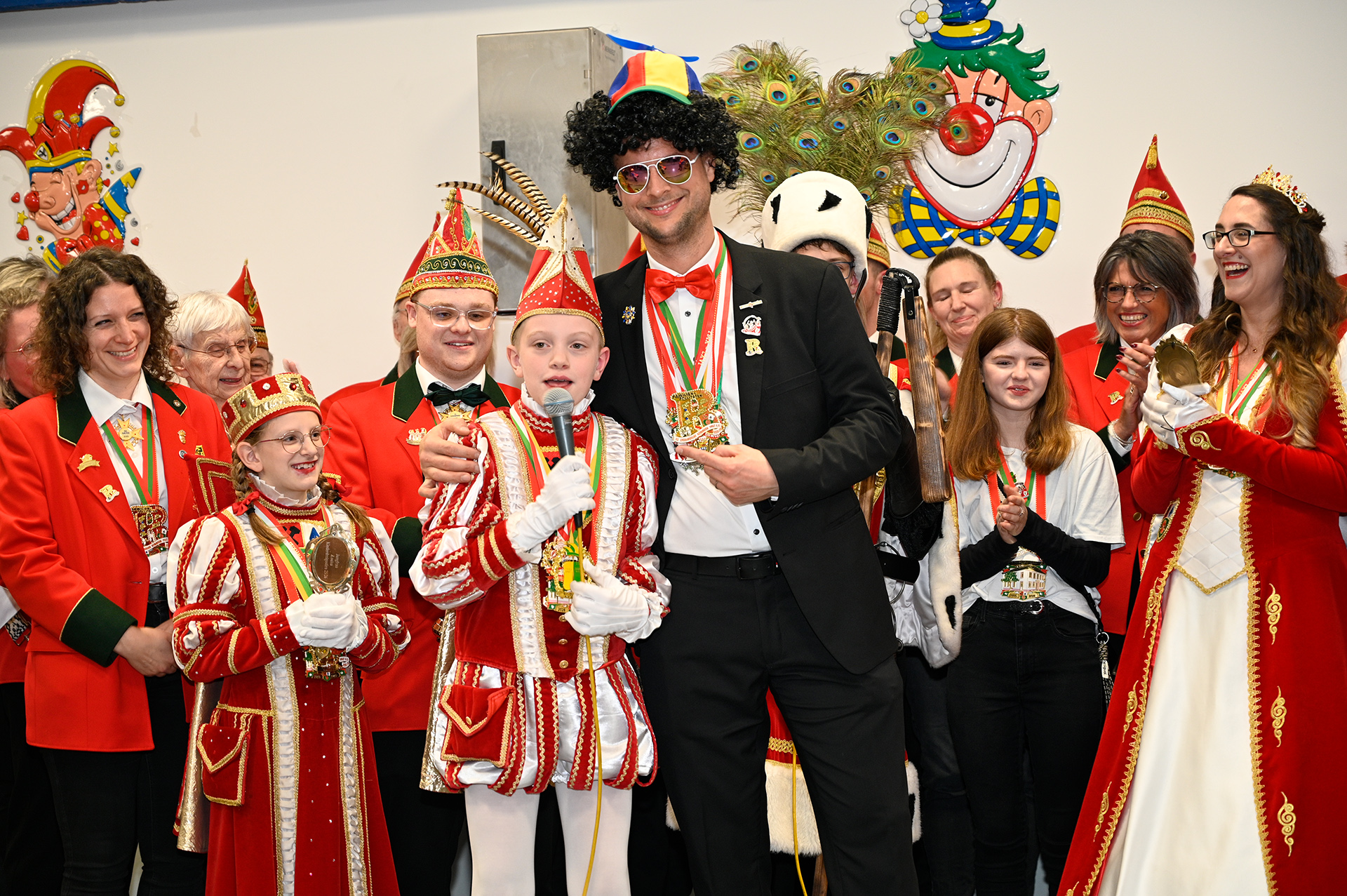 Auch ein Kostüm gab’s vom Kinderprinzen. Foto: Henri Grüger/pp/Agentur ProfiPress