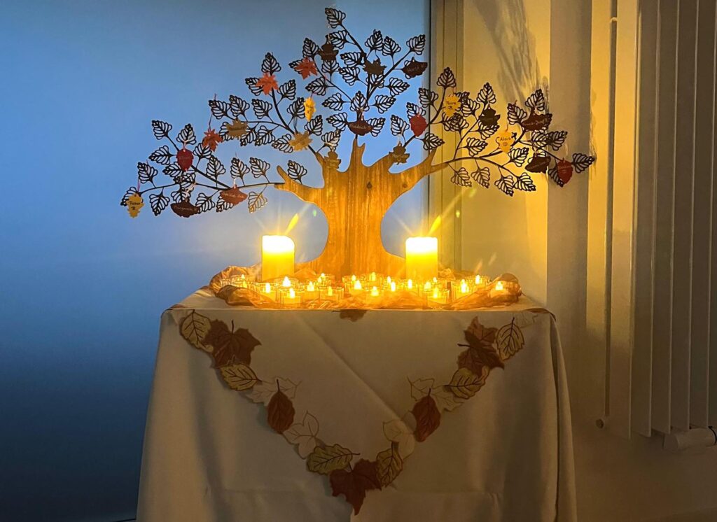 Und die Angehörigen konnten dazu ein Licht für ihren geliebten Menschen entzünden. Foto: Sozialwerk Communio in Christo e.V./pp/Agentur ProfiPress