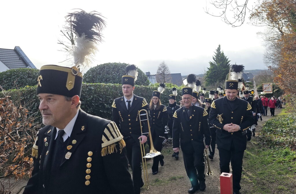 Der Bergkapelle von1870, das frühere Werksorchester der Gewerkschaft Mechernicher Werke, führte die vom Roten Kreuz gesichertev Fußprozession zum Schimmelsberg an. Foto: Manfred Lang/pp/Agentur ProfiPress